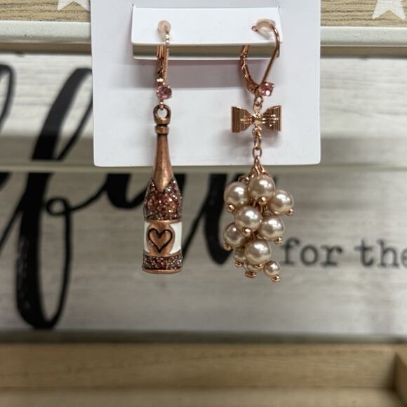 Betsey Johnson Champagne Pearl Mismatched Drop Earrings Rose Gold Holiday NYE - Picture 2 of 6